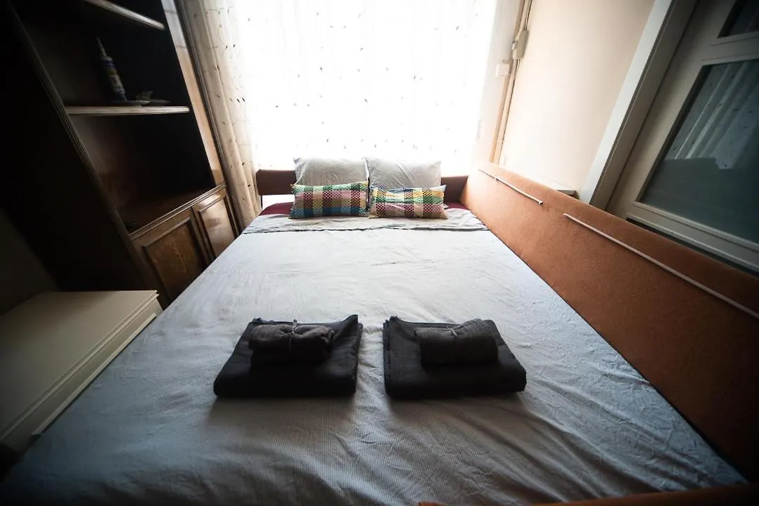 Traditional Rooms In Eixample Barcellona